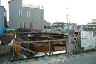 建設中の分譲住宅の隣