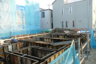 建設中の分譲住宅の隣