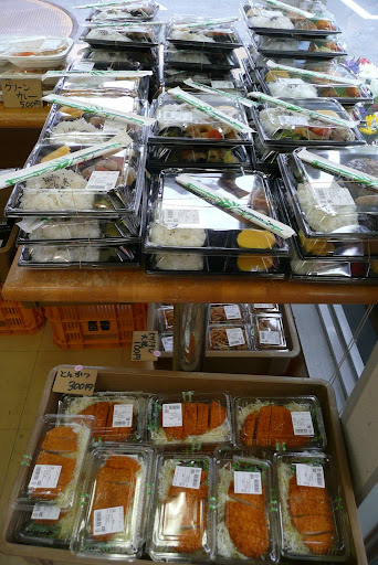 熊谷市「だんべぇ市場」のお弁当・野菜コーナー