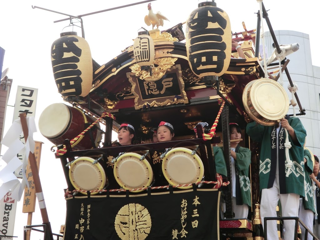 山車に乗る子供たち